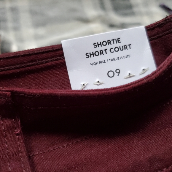 Ardene's High Rise Shorts, Dark Red Colour, Size 9 ( M ) - Picture 4 of 12